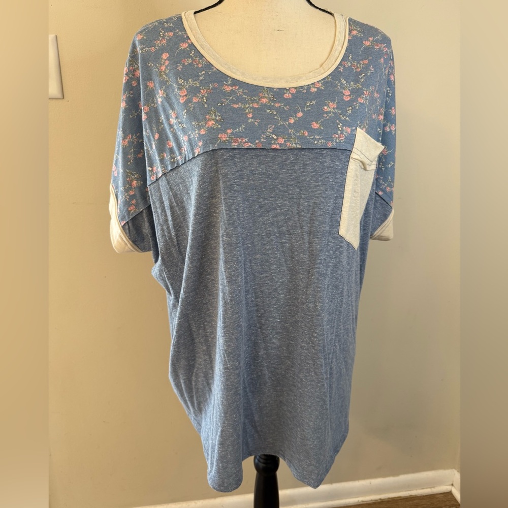 GiGiO floral boho color block tee ditsy floral upper and denim blue lower SZ M